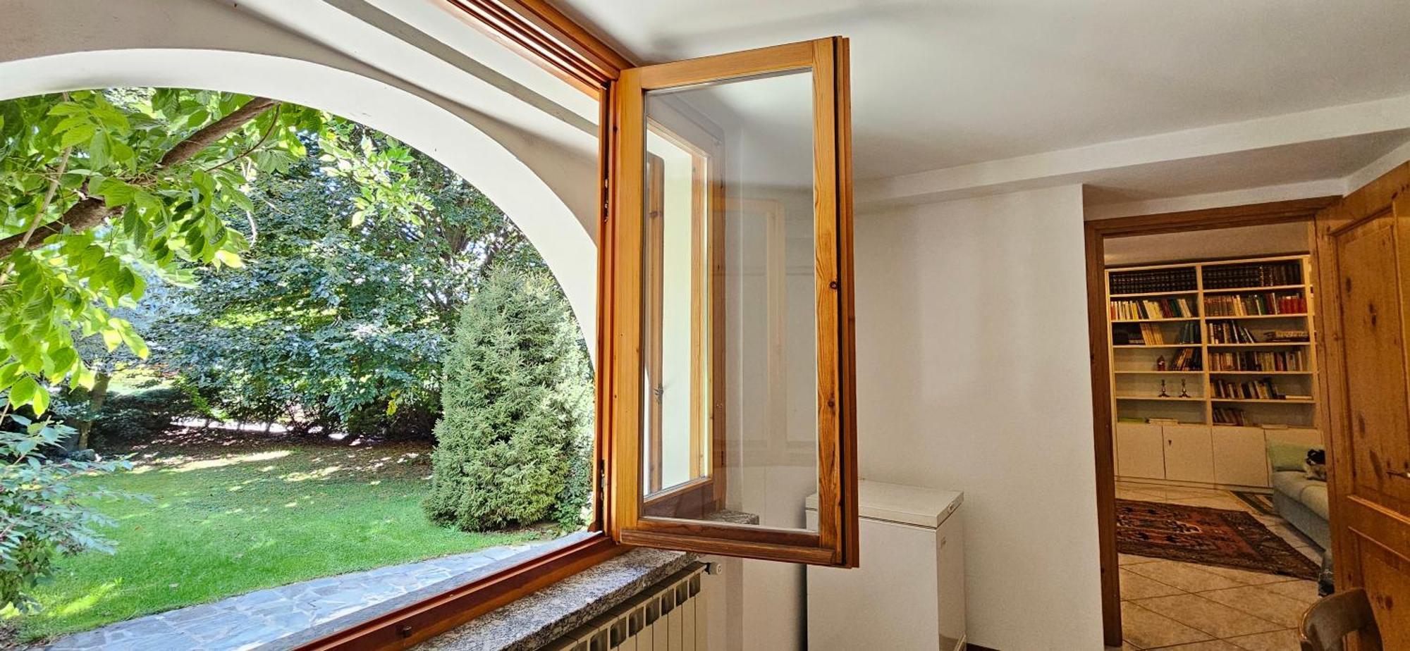 Appartamento Con Ingresso Autonomo, Giardino Privato E Portico Introbio Exterior foto